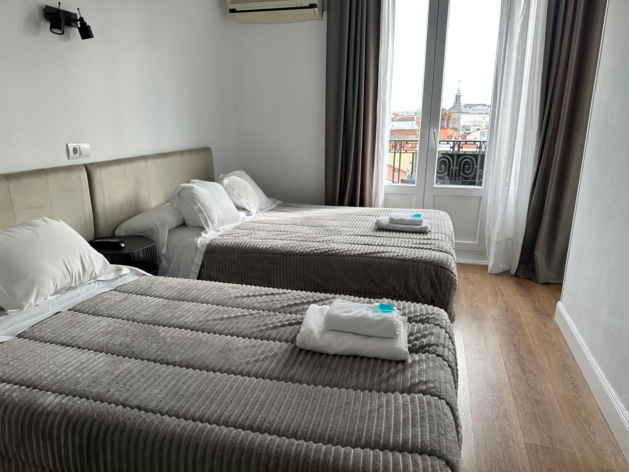 Hostal Besaya Madrid Eksteriør billede
